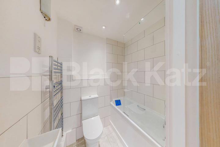 Superbly located & offering 528 Sq. Ft. of living & entertaining space  Newington Causeway, Borough