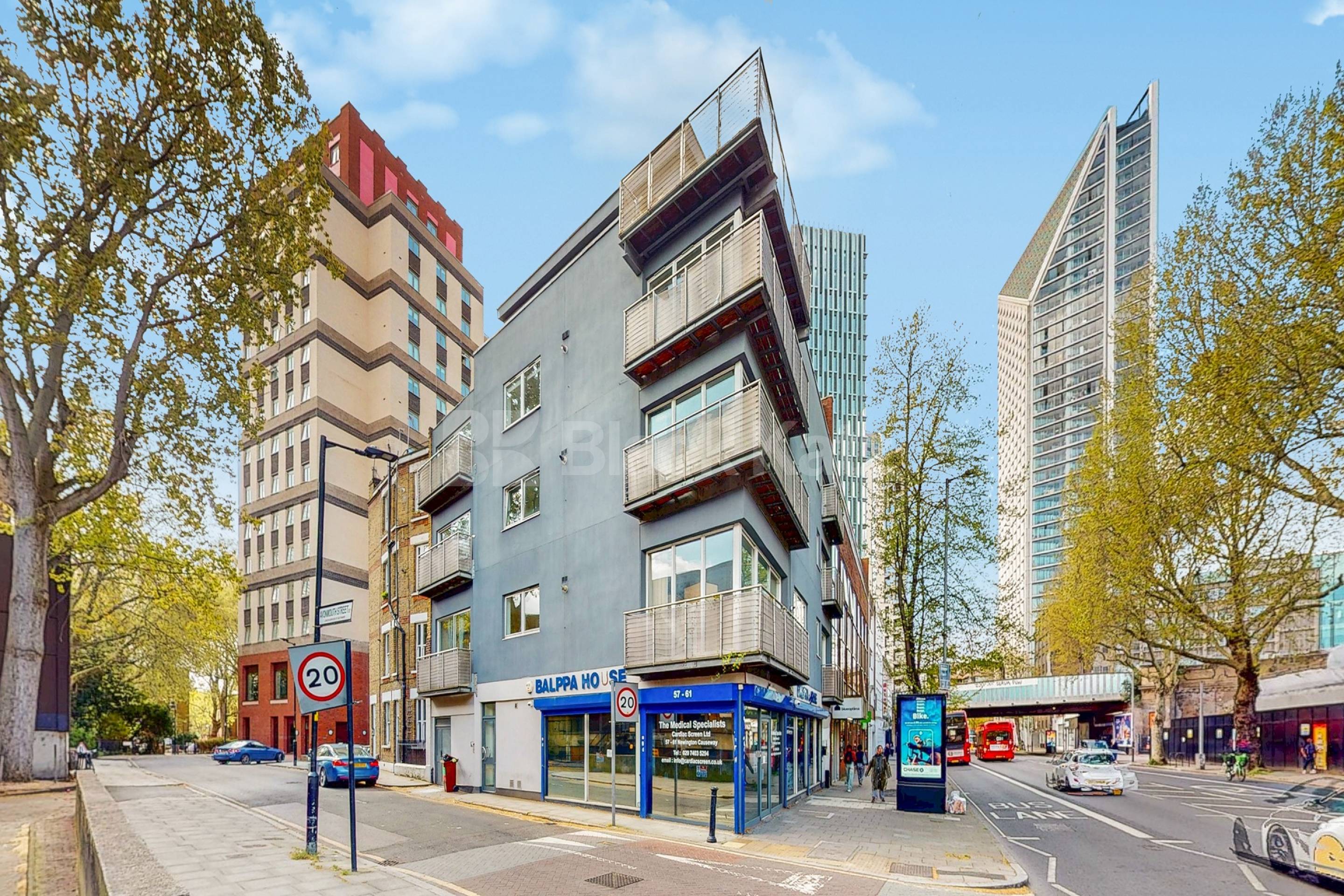 Superbly located & offering 528 Sq. Ft. of living & entertaining space  Newington Causeway, Borough SE1