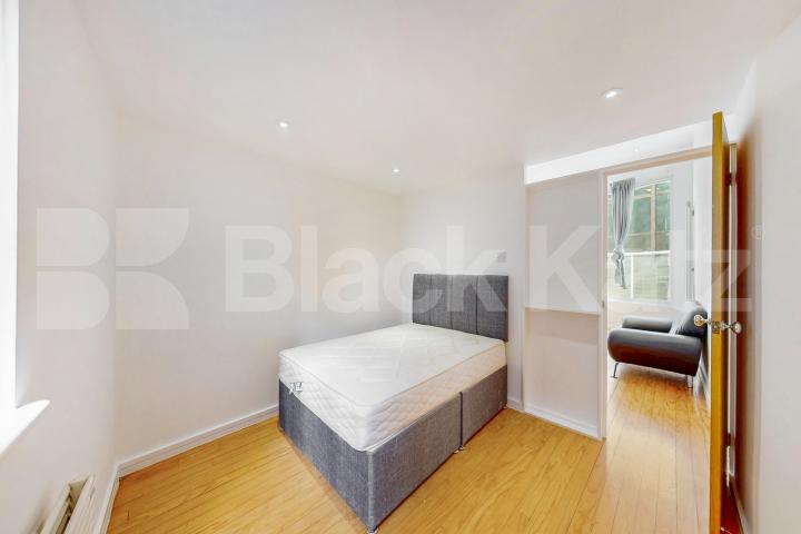 Superbly located & offering 528 Sq. Ft. of living & entertaining space  Newington Causeway, Borough
