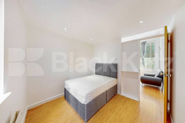 Superbly located & offering 528 Sq. Ft. of living & entertaining space  Newington Causeway, Borough
