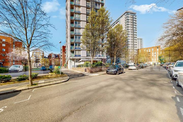 Modern recently refurbished two bed in central location mins to tube Alfred Road , Westbourne Park