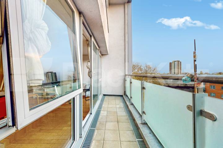 Modern recently refurbished two bed in central location mins to tube Alfred Road , Westbourne Park