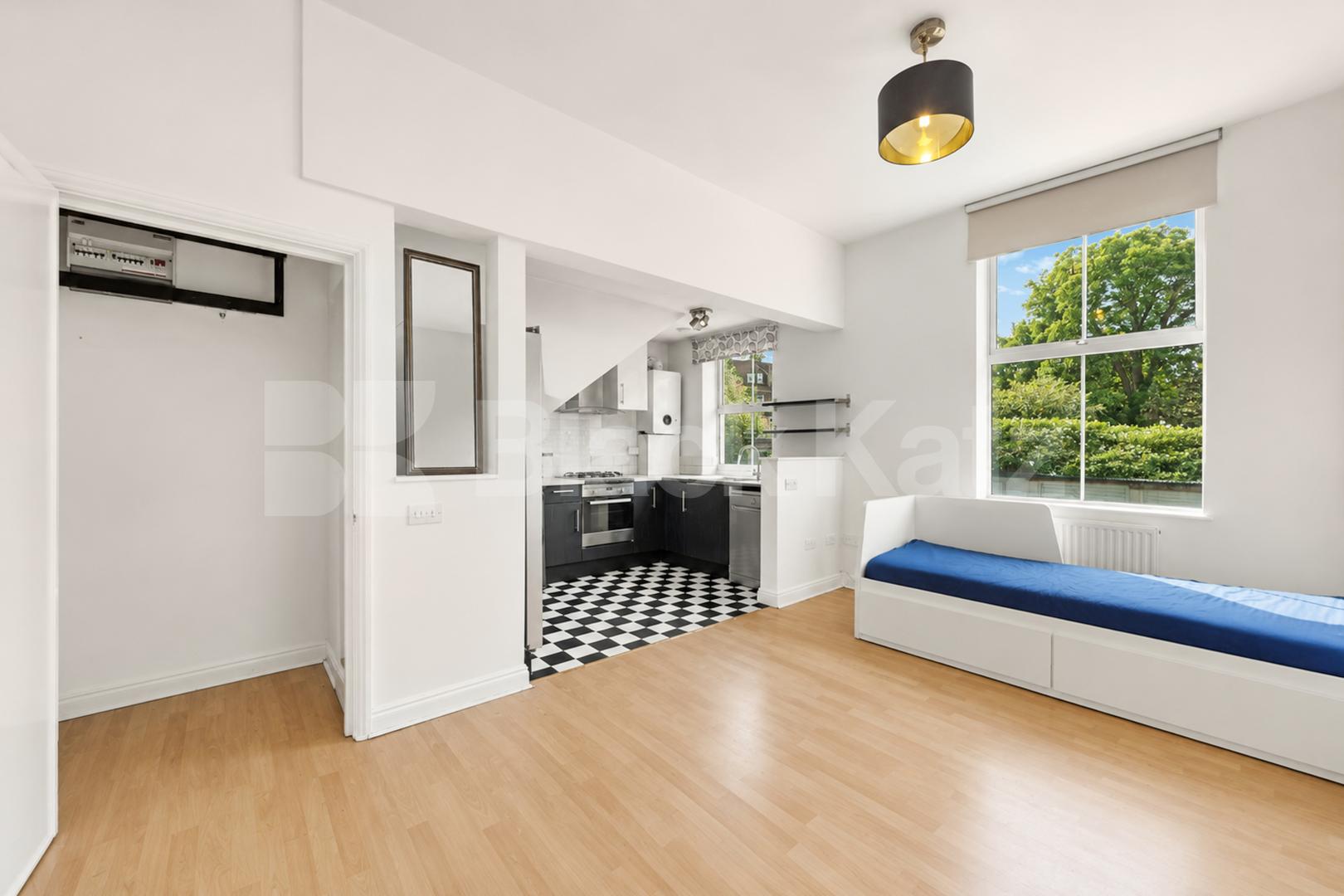 Spacious 1 Bed Flat N7 | Parking, Quiet Aspect & High Ceilings Camden Road, Camden Borders 