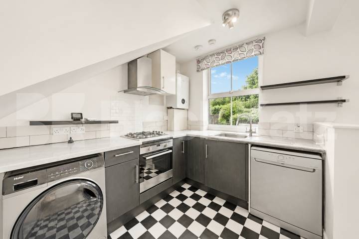 Spacious 1 Bed Flat N7 | Parking, Quiet Aspect & High Ceilings Camden Road, Camden Borders 