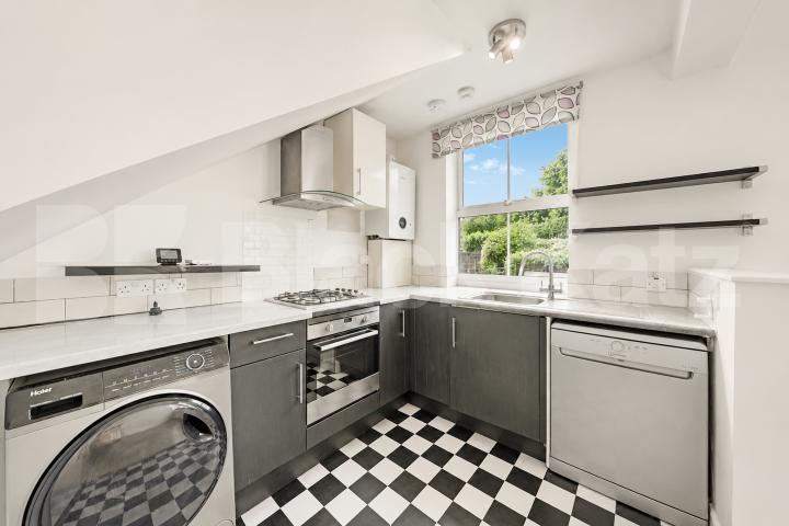 Spacious 1 Bed Flat N7 | Parking, Quiet Aspect & High Ceilings Camden Road, Camden Borders 