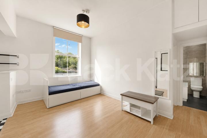Spacious 1 Bed Flat N7 | Parking, Quiet Aspect & High Ceilings Camden Road, Camden Borders 