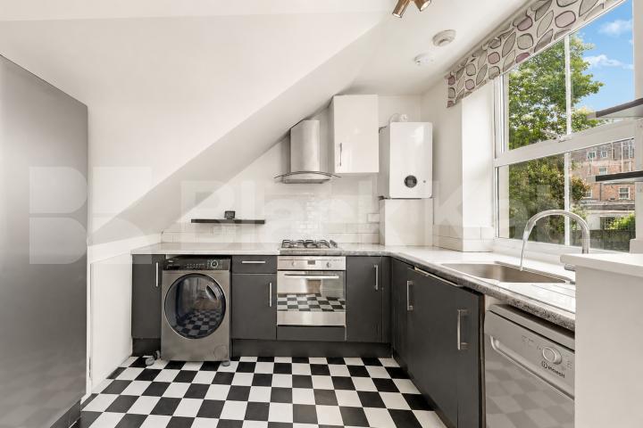 Spacious 1 Bed Flat N7 | Parking, Quiet Aspect & High Ceilings Camden Road, Camden Borders 