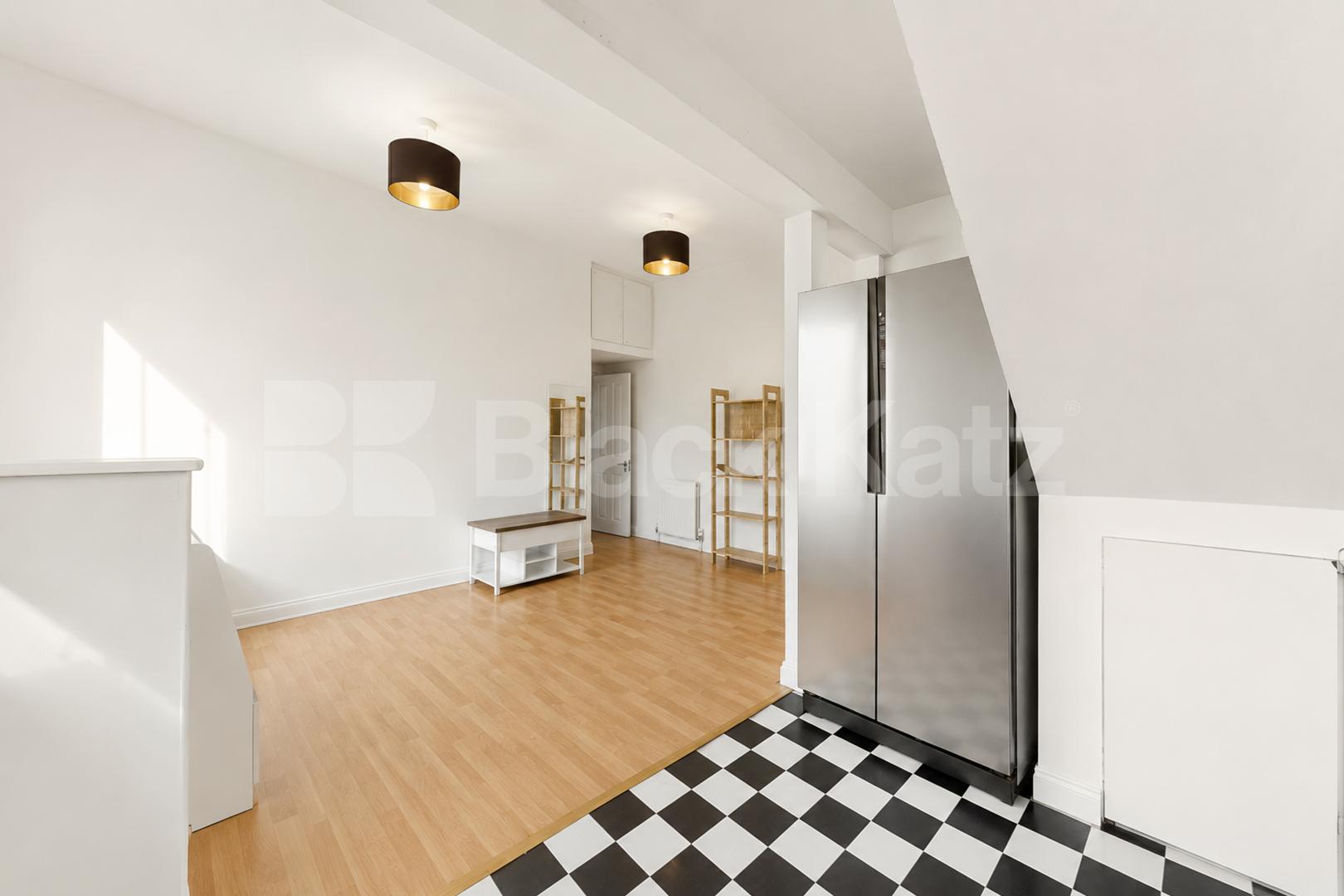 Spacious 1 Bed Flat N7 | Parking, Quiet Aspect & High Ceilings Camden Road, Camden Borders 