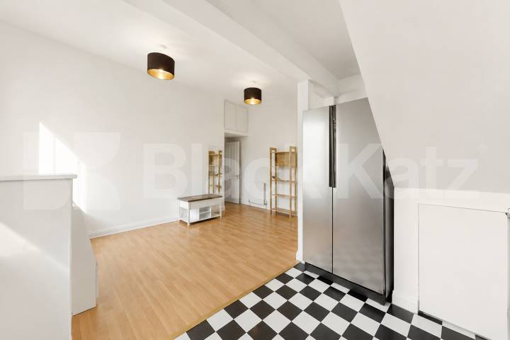 Spacious 1 Bed Flat N7 | Parking, Quiet Aspect & High Ceilings Camden Road, Camden Borders 