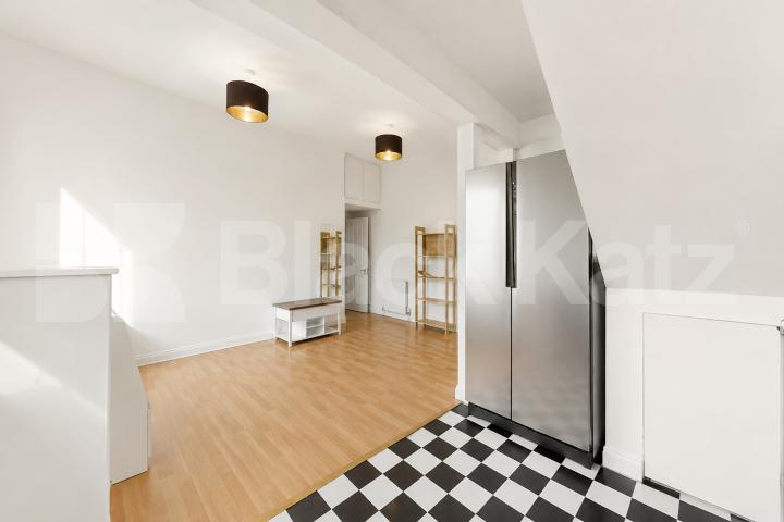 Spacious 1 Bed Flat N7 | Parking, Quiet Aspect & High Ceilings Camden Road, Camden Borders 