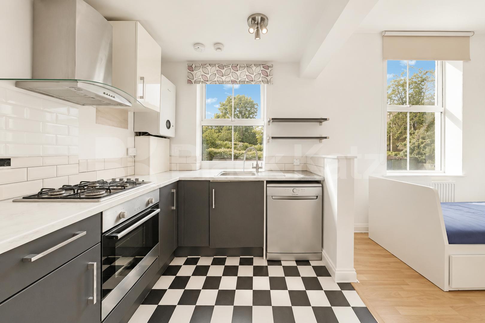 Spacious 1 Bed Flat N7 | Parking, Quiet Aspect & High Ceilings Camden Road, Camden Borders 