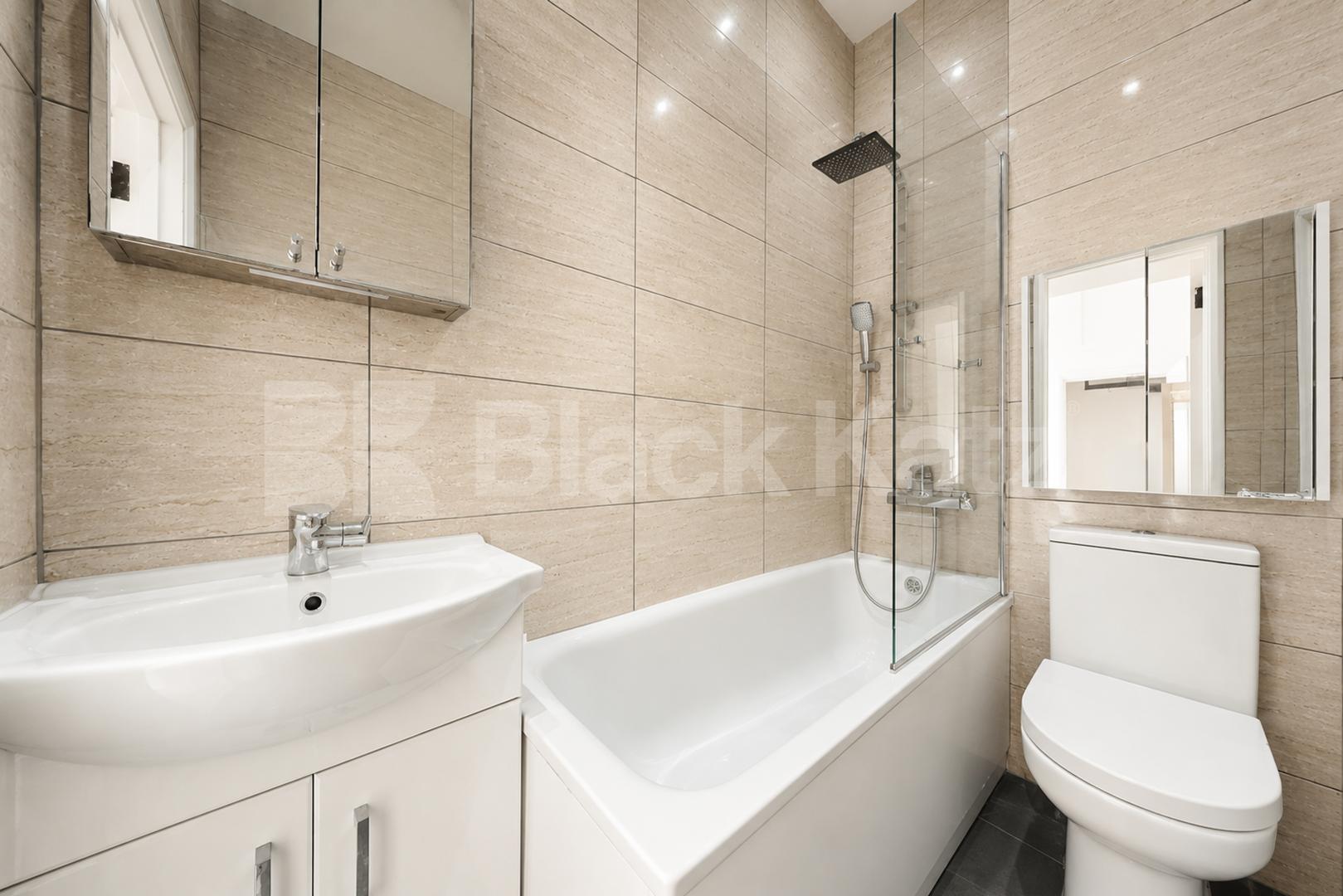Spacious 1 Bed Flat N7 | Parking, Quiet Aspect & High Ceilings Camden Road, Camden Borders 