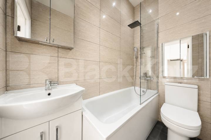 Spacious 1 Bed Flat N7 | Parking, Quiet Aspect & High Ceilings Camden Road, Camden Borders 