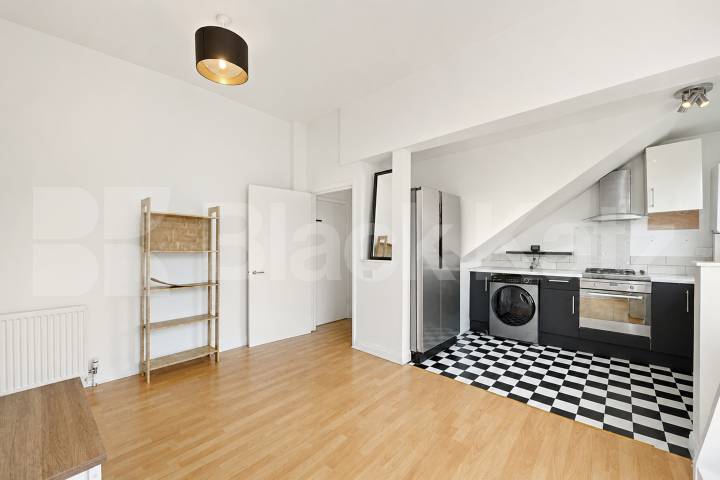 Spacious 1 Bed Flat N7 | Parking, Quiet Aspect & High Ceilings Camden Road, Camden Borders 