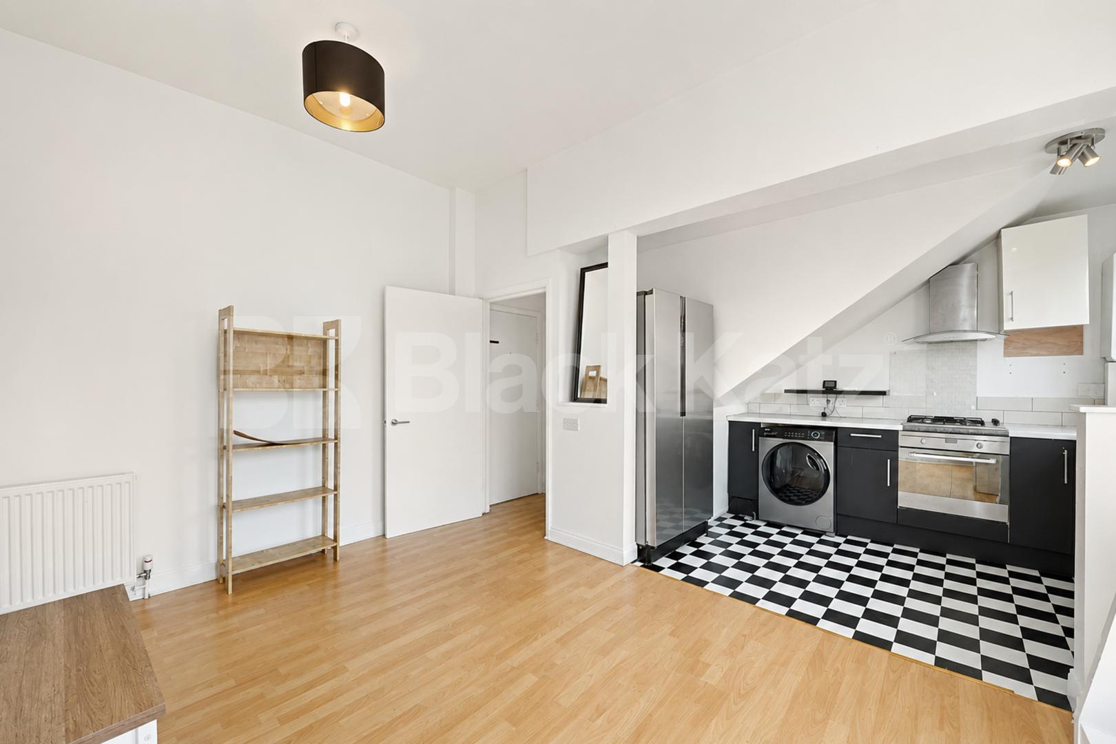 Spacious 1 Bed Flat N7 | Parking, Quiet Aspect & High Ceilings Camden Road, Camden Borders 