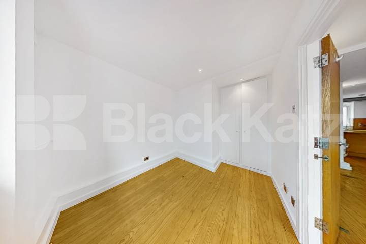 Freshly repainted throughout, wooden floors & superbly located   Newington Causeway, Borough