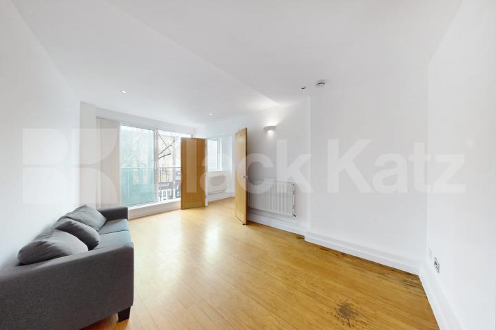 Freshly repainted throughout, wooden floors & superbly located   Newington Causeway, Borough