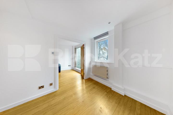 Freshly repainted throughout, wooden floors & superbly located   Newington Causeway, Borough