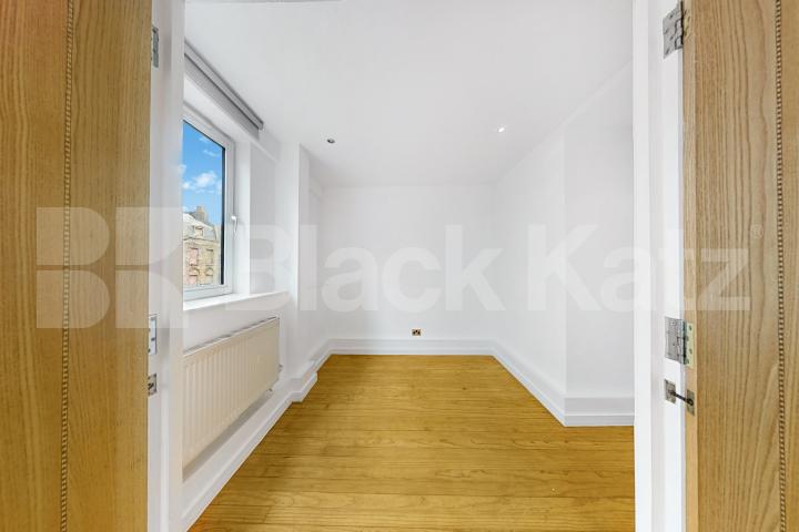 Freshly repainted throughout, wooden floors & superbly located   Newington Causeway, Borough