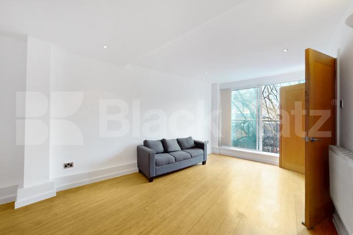 Freshly repainted throughout, wooden floors & superbly located   Newington Causeway, Borough