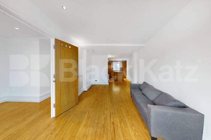 Freshly repainted throughout, wooden floors & superbly located   Newington Causeway, Borough
