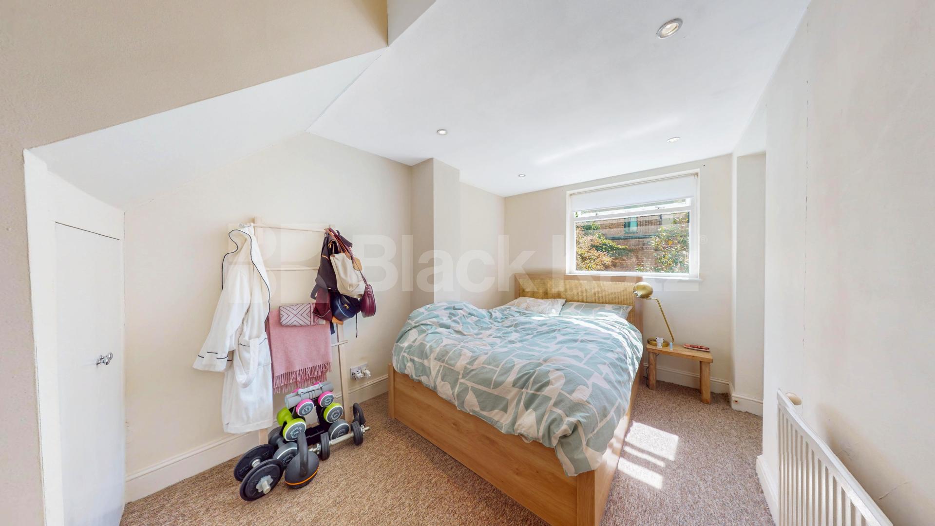Fantastic two bed set within a period house with high ceilings & wood floors! Camden Road, Camden