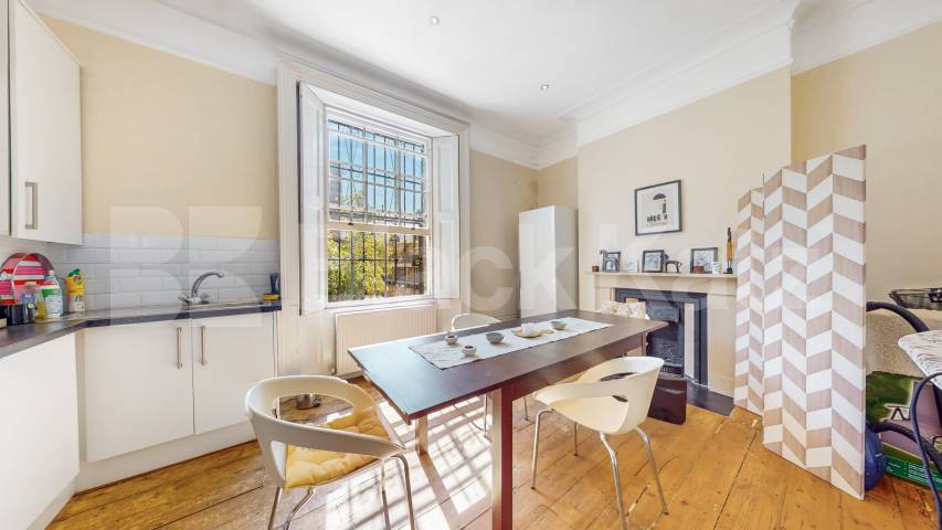 Fantastic two bed set within a period house with high ceilings & wood floors! Camden Road, Camden
