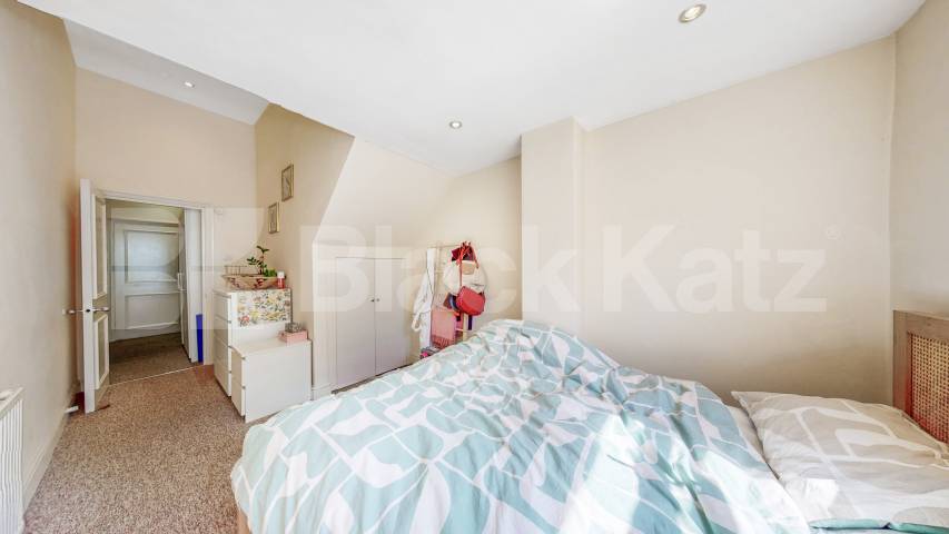 Fantastic two bed set within a period house with high ceilings & wood floors! Camden Road, Camden