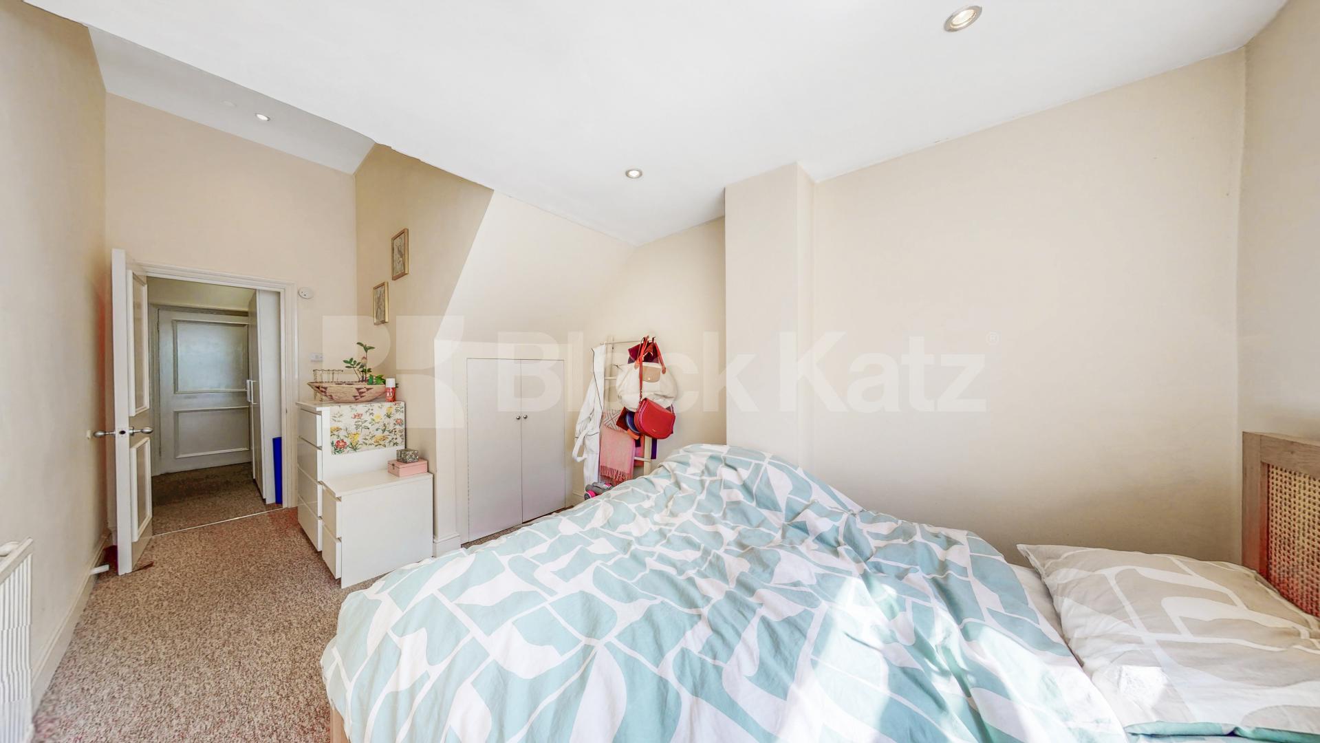 Fantastic two bed set within a period house with high ceilings & wood floors! Camden Road, Camden