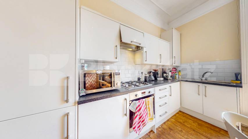 Fantastic two bed set within a period house with high ceilings & wood floors! Camden Road, Camden