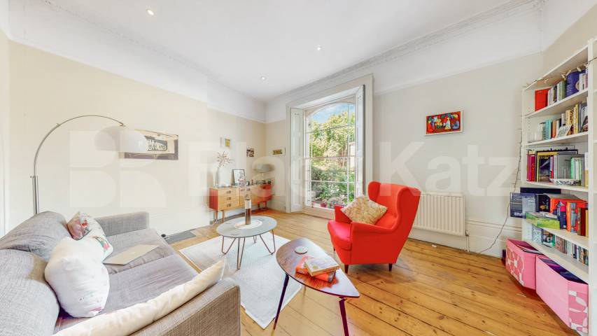 Stunning one bed set within a period house with high ceilings & wood floors! Camden Road, Camden