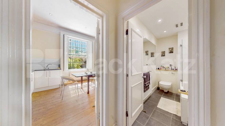 Fantastic two bed set within a period house with high ceilings & wood floors! Camden Road, Camden