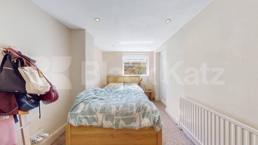 Fantastic two bed set within a period house with high ceilings & wood floors! Camden Road, Camden