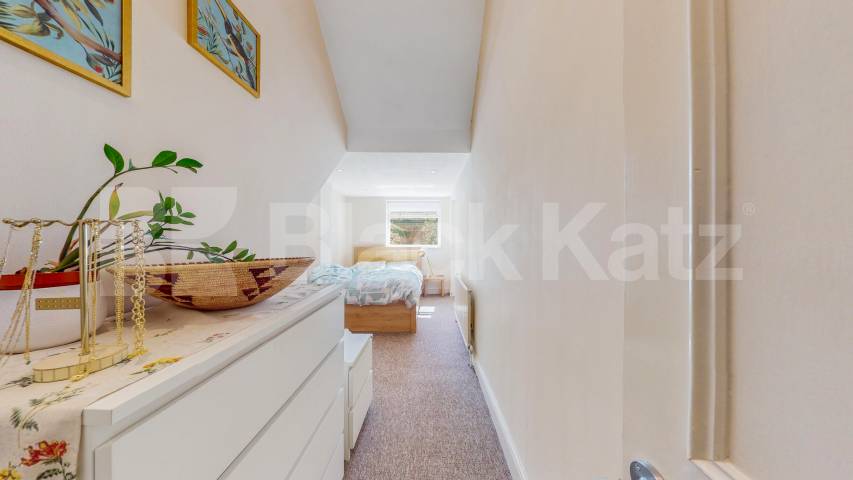 Fantastic two bed set within a period house with high ceilings & wood floors! Camden Road, Camden