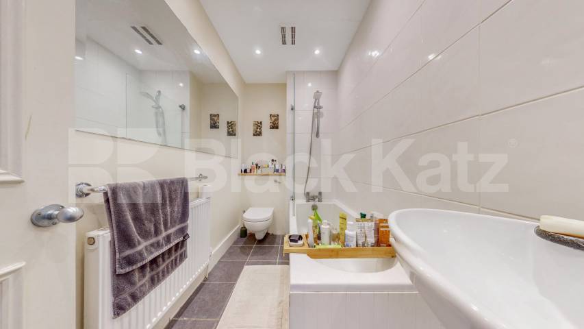 Stunning one bed set within a period house with high ceilings & wood floors! Camden Road, Camden