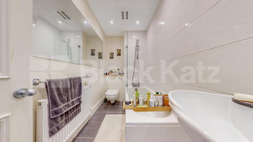 Stunning one bed set within a period house with high ceilings & wood floors! Camden Road, Camden