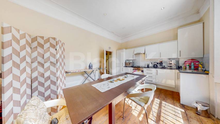 Fantastic two bed set within a period house with high ceilings & wood floors! Camden Road, Camden