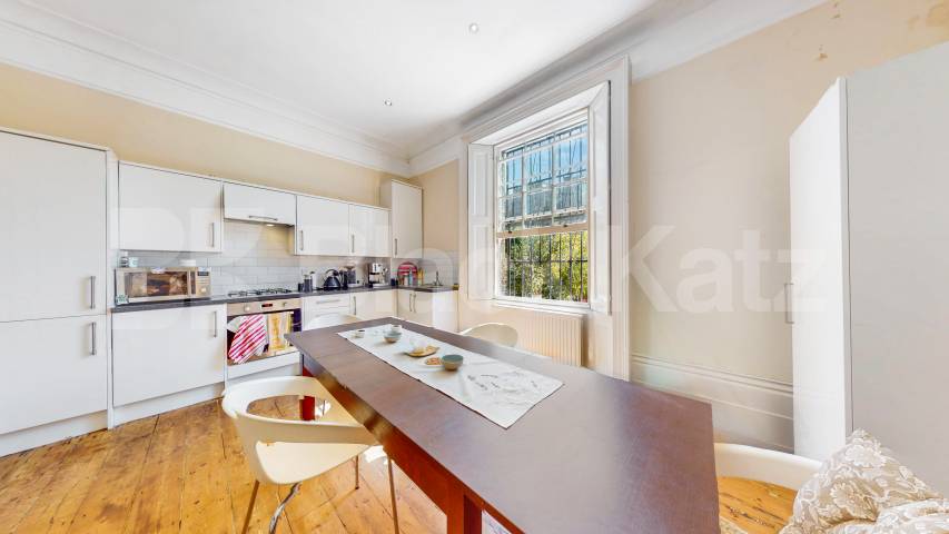 Fantastic two bed set within a period house with high ceilings & wood floors! Camden Road, Camden