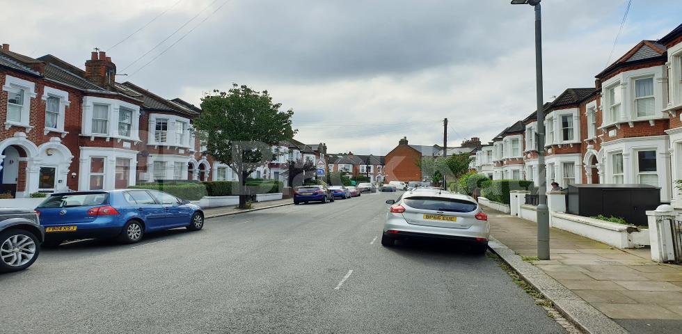 			NEW INSTRUCTION , Studio Apartment, 1 bath, 1 reception Studio			 Foxbourne Road, Balham