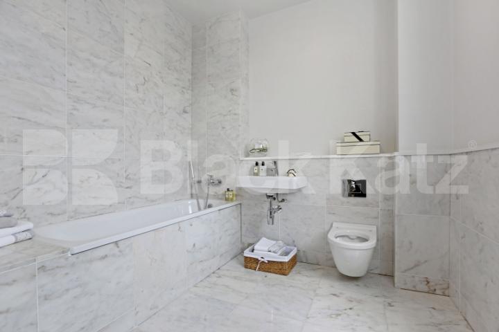 Modern recently refurbished two bed in fitzrovia minutes to ucl,uch and tube!   Goodge Street, Fitzrovia