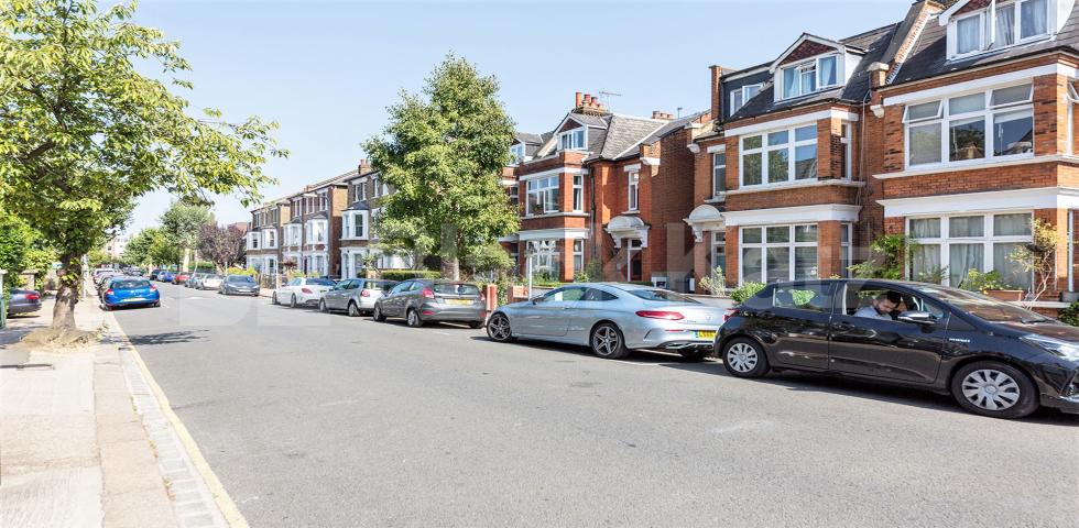 Black Katz are proud to present this four bedroom flat located in Kilburn area (Jubilee Line) Dyne Road, London, NW6,  London