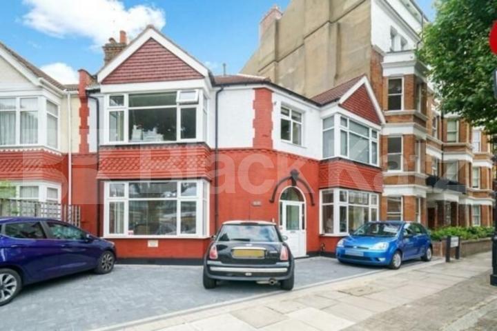 Gas, electricity & water included this property is ideal for 3 Sharers.  Caledonian Road, Islington
