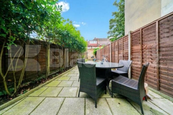 Gas, electricity & water included this property is ideal for 3 Sharers.  Caledonian Road, Islington