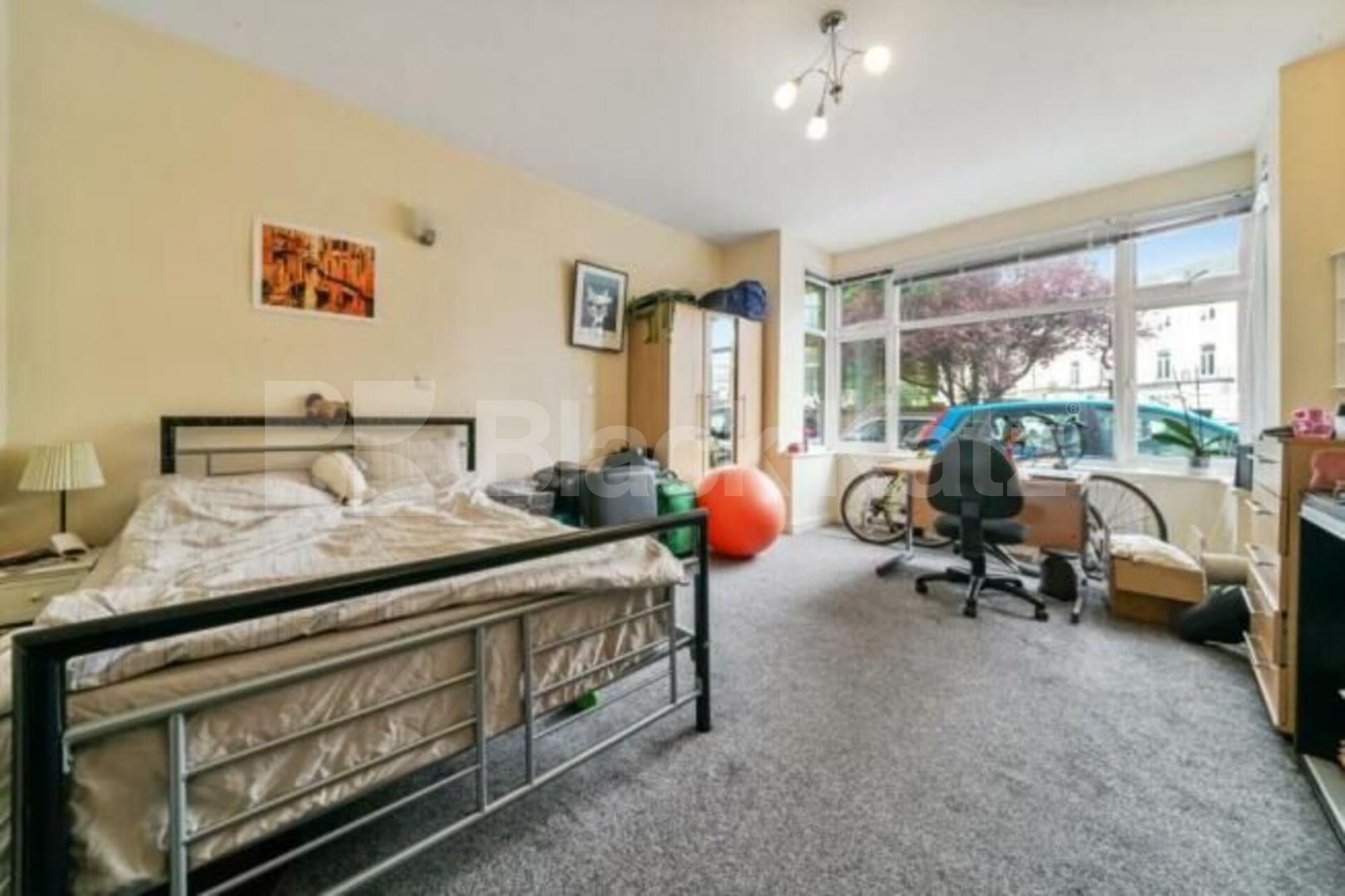 Gas, electricity & water included this property is ideal for 3 Sharers.  Caledonian Road, Islington