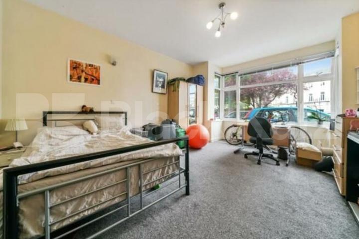 Gas, electricity & water included this property is ideal for 3 Sharers.  Caledonian Road, Islington