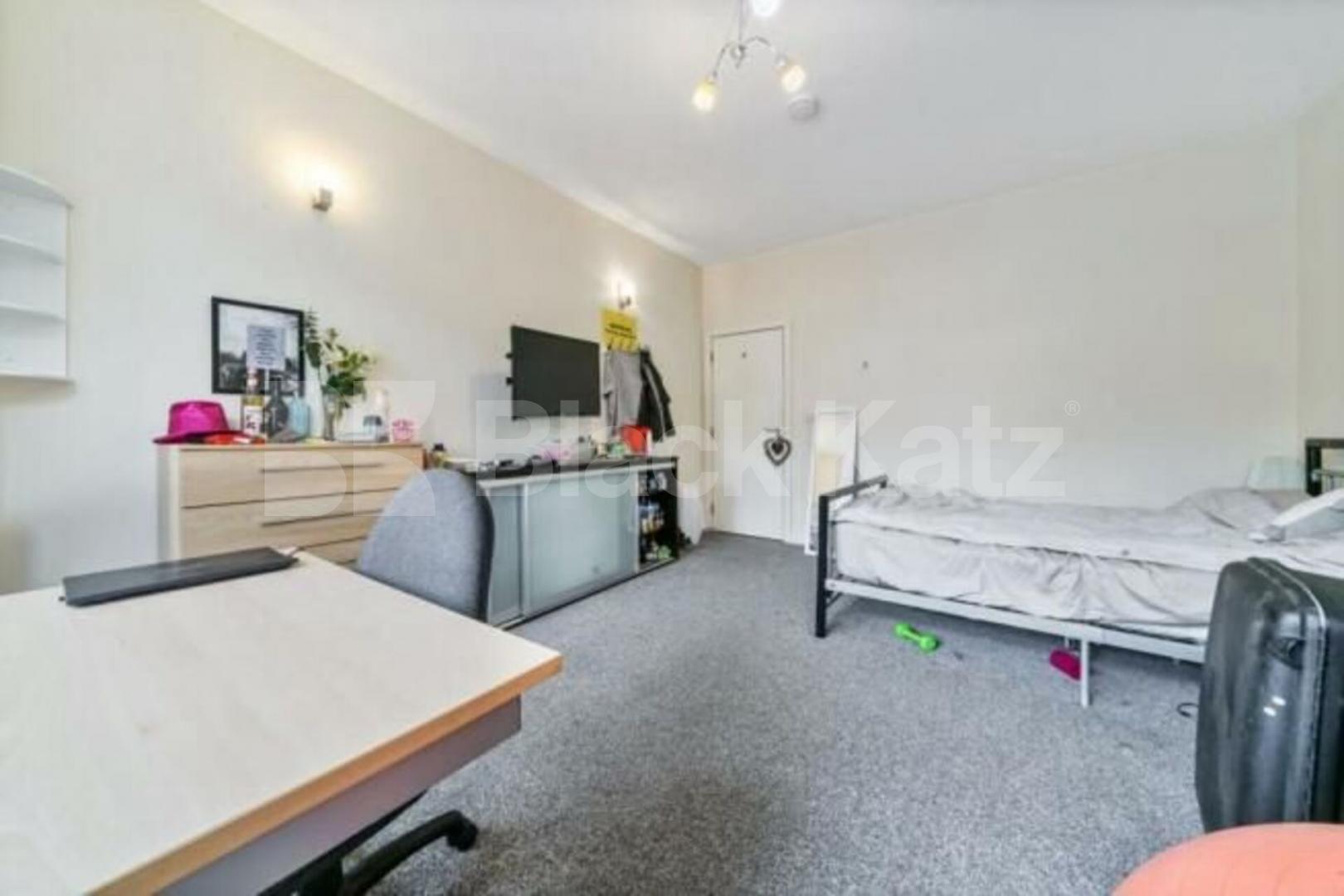 Gas, electricity & water included this property is ideal for 3 Sharers.  Caledonian Road, Islington