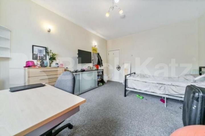 Gas, electricity & water included this property is ideal for 3 Sharers.  Caledonian Road, Islington