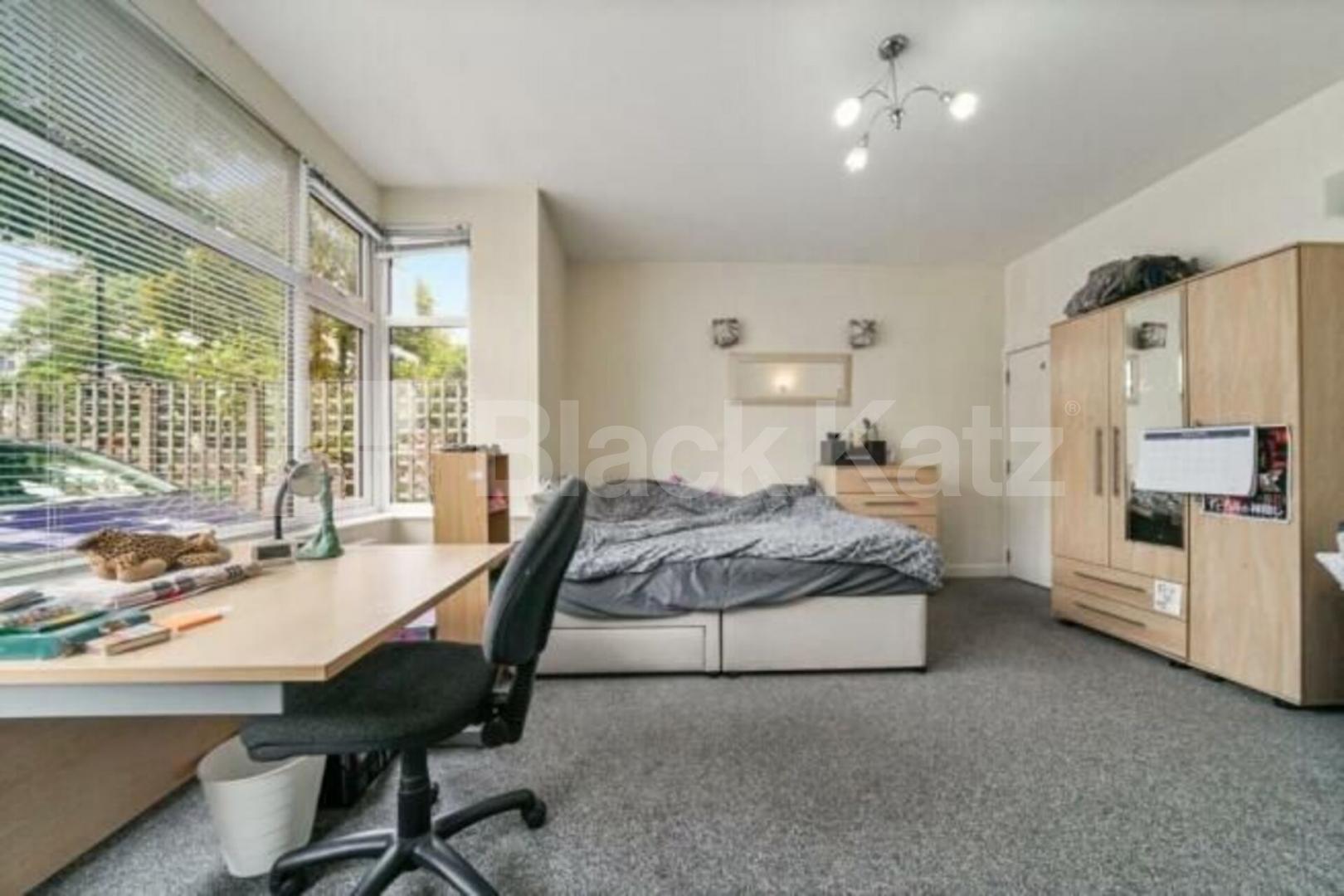 Gas, electricity & water included this property is ideal for 3 Sharers.  Caledonian Road, Islington