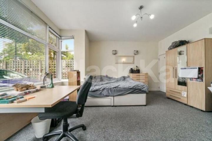 Gas, electricity & water included this property is ideal for 3 Sharers.  Caledonian Road, Islington