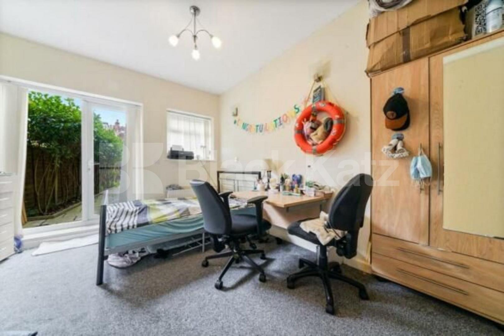 Gas, electricity & water included this property is ideal for 3 Sharers.  Caledonian Road, Islington